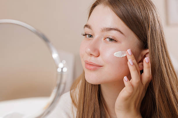 Hyaluronic acid serum for hydrating and plumping the skin